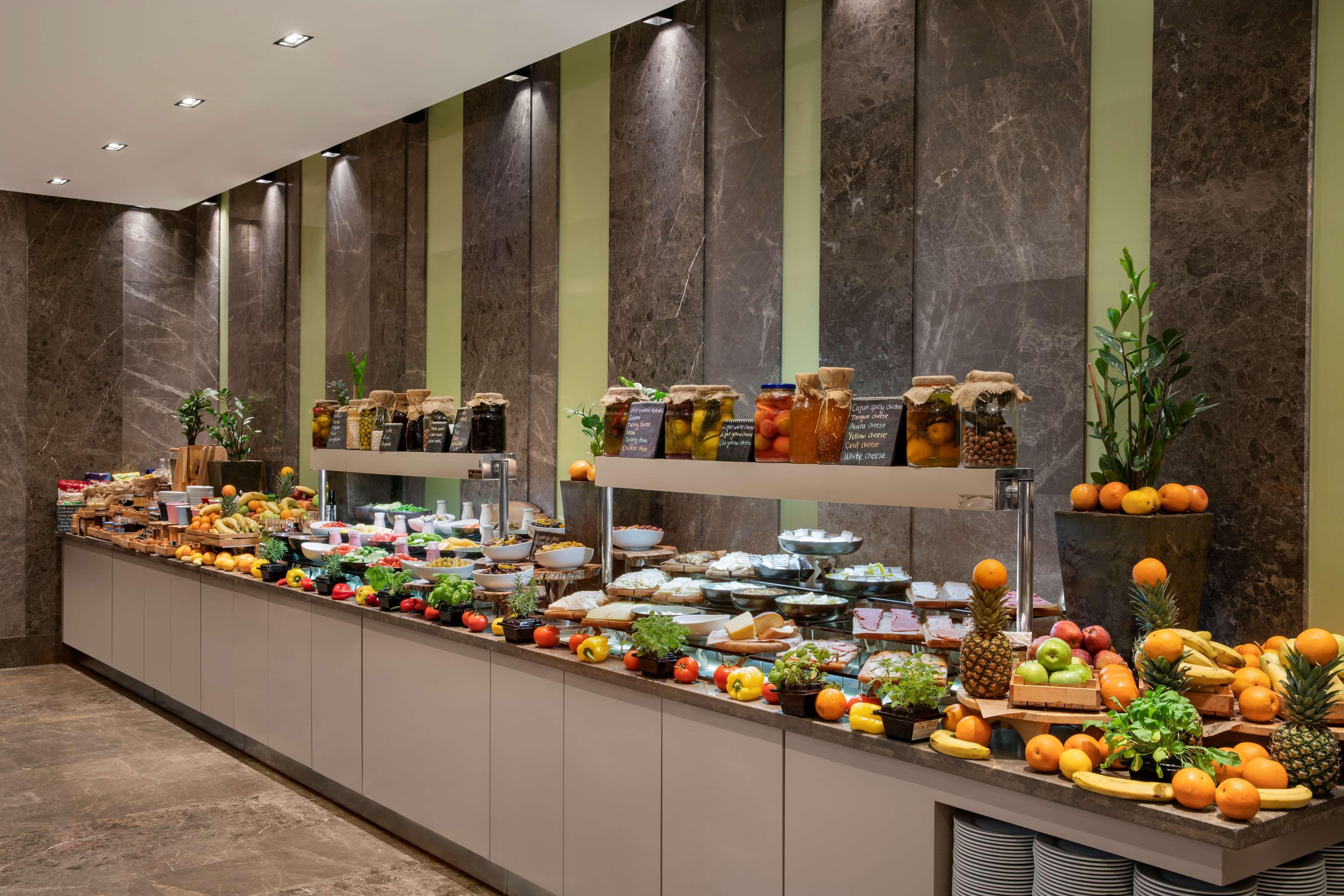 Radisson Blu Hotel & Spa, Istanbul Tuzla Ngoại thất bức ảnh A buffet at a hotel