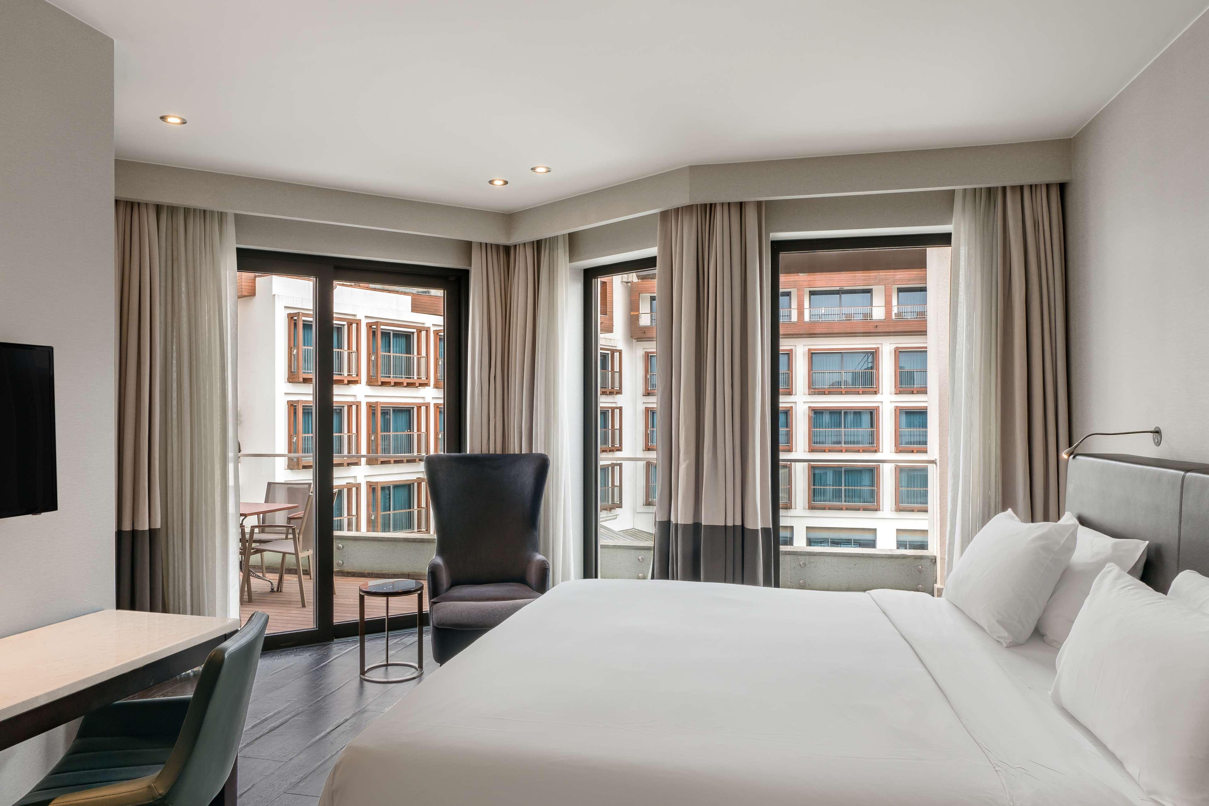 Radisson Blu Hotel & Spa, Istanbul Tuzla Ngoại thất bức ảnh A guest room at the hotel