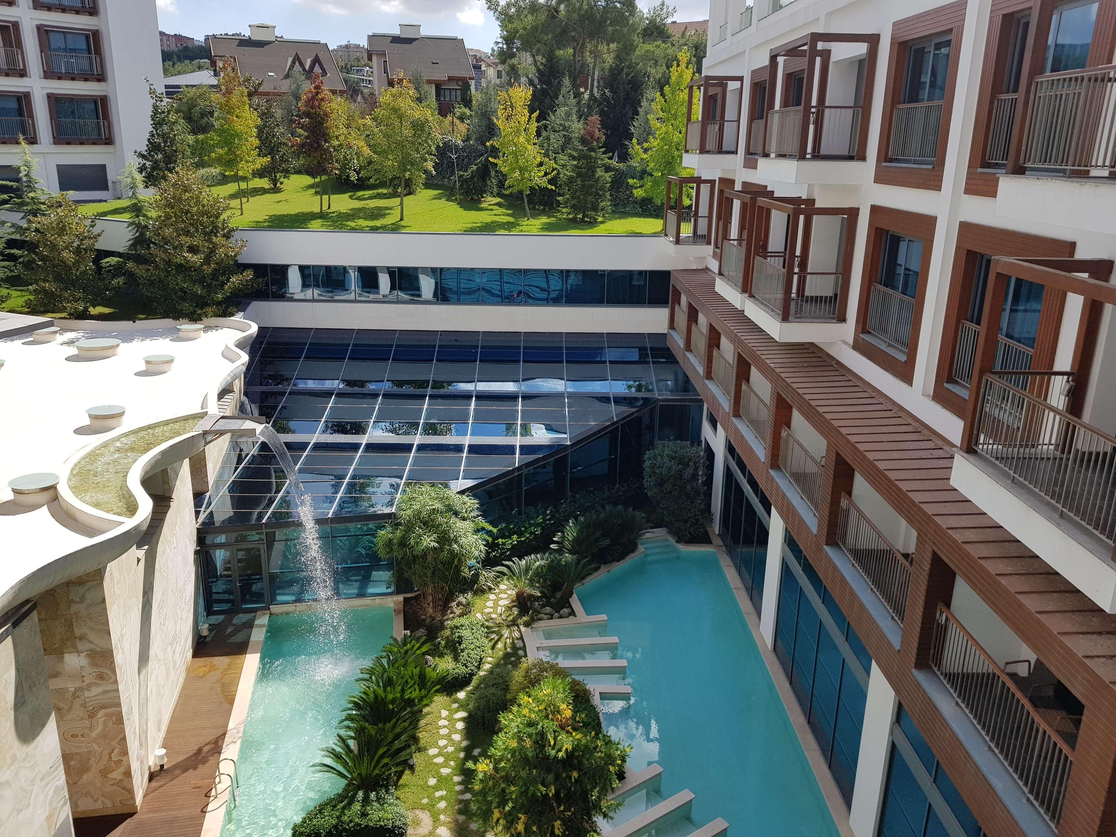 Radisson Blu Hotel & Spa, Istanbul Tuzla Ngoại thất bức ảnh The hotel's pool
