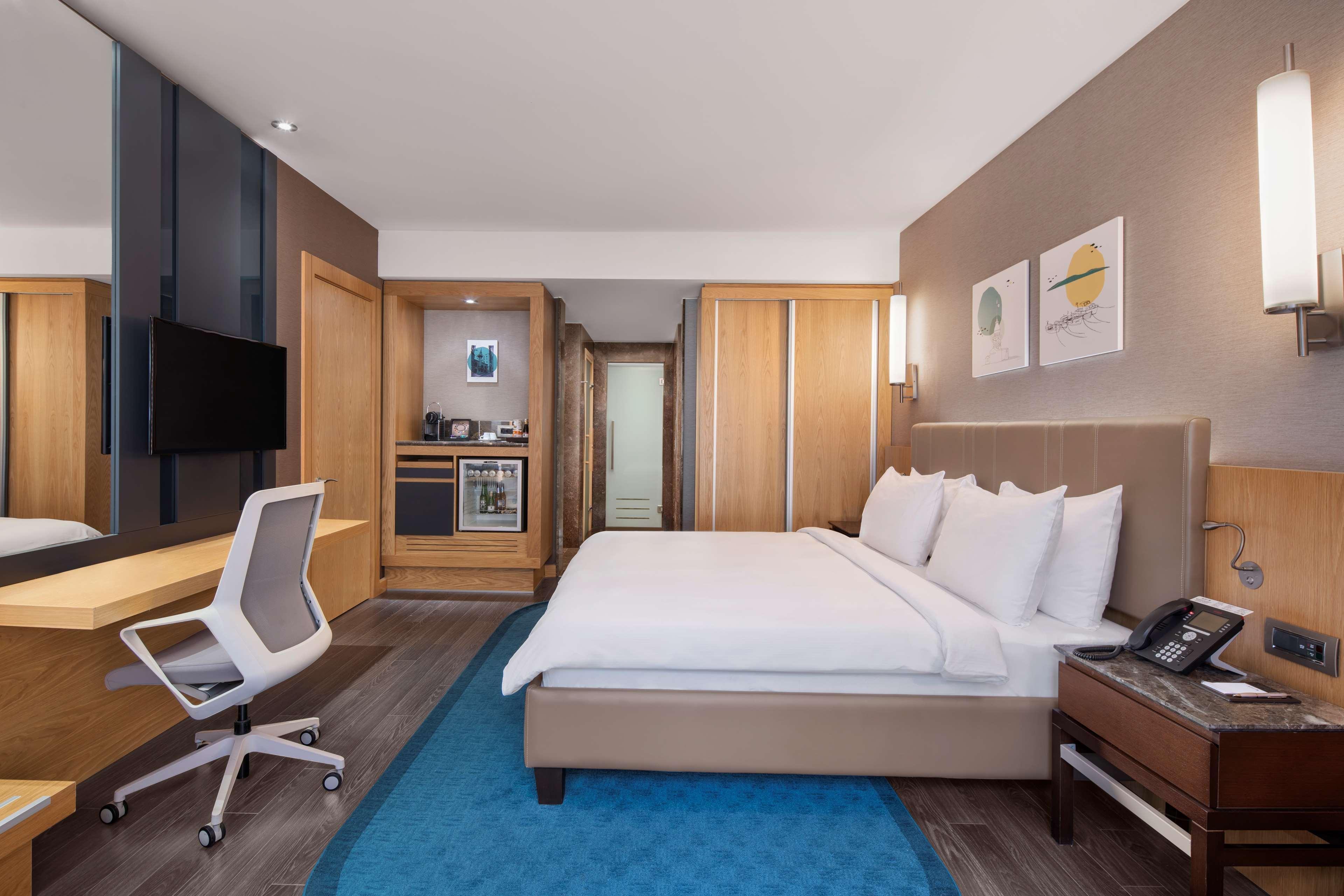 Radisson Blu Hotel & Spa, Istanbul Tuzla Ngoại thất bức ảnh A room at the hotel
