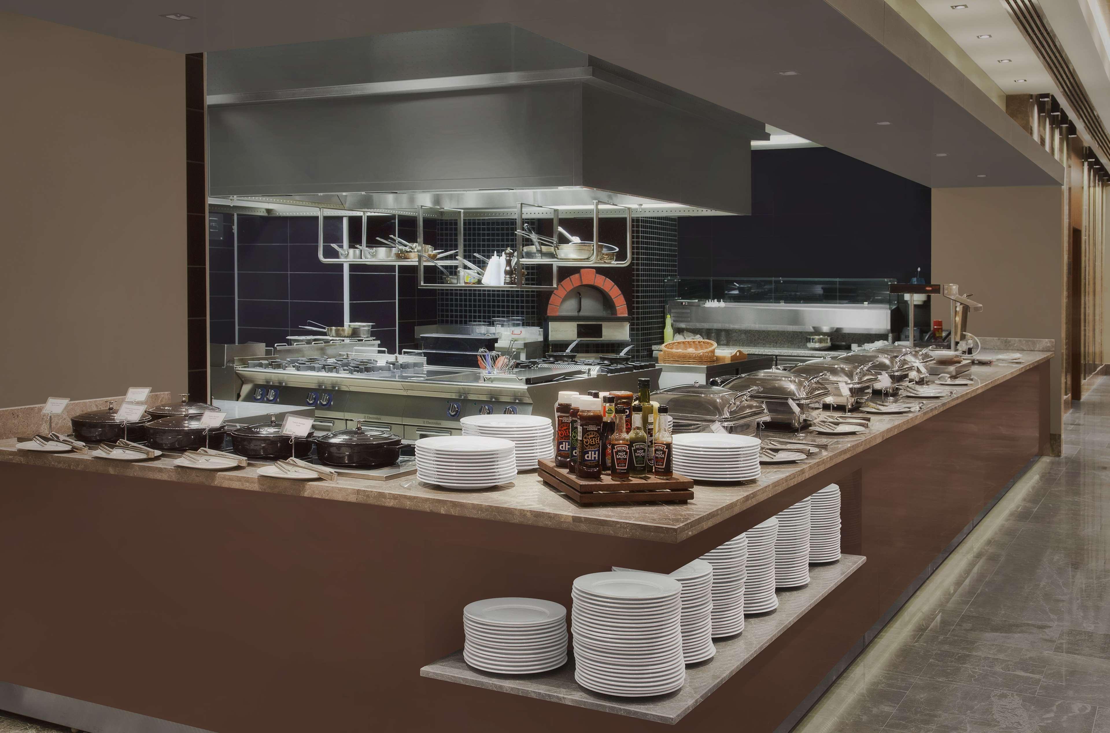 Radisson Blu Hotel & Spa, Istanbul Tuzla Ngoại thất bức ảnh A live kitchen