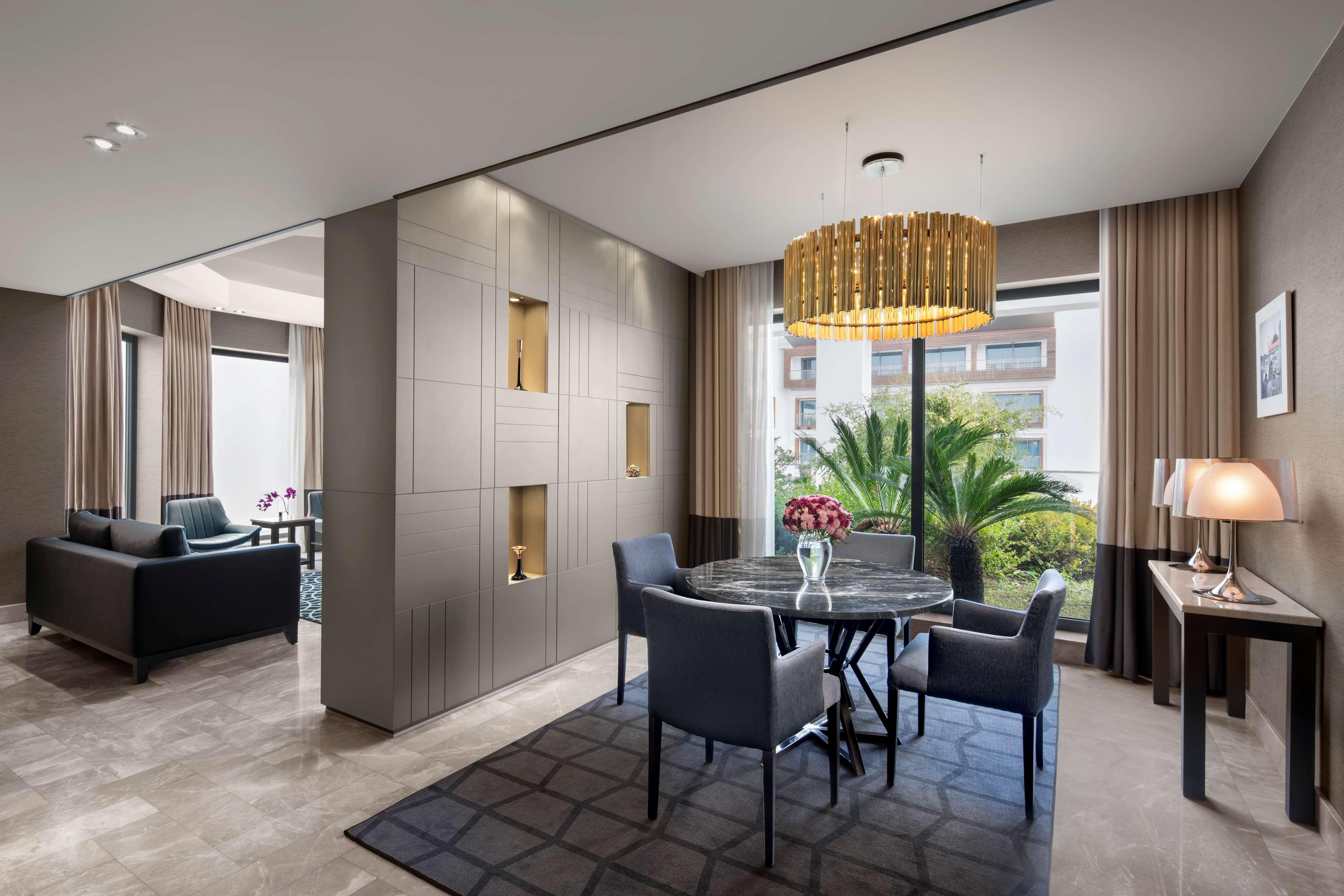 Radisson Blu Hotel & Spa, Istanbul Tuzla Ngoại thất bức ảnh A suite at the hotel