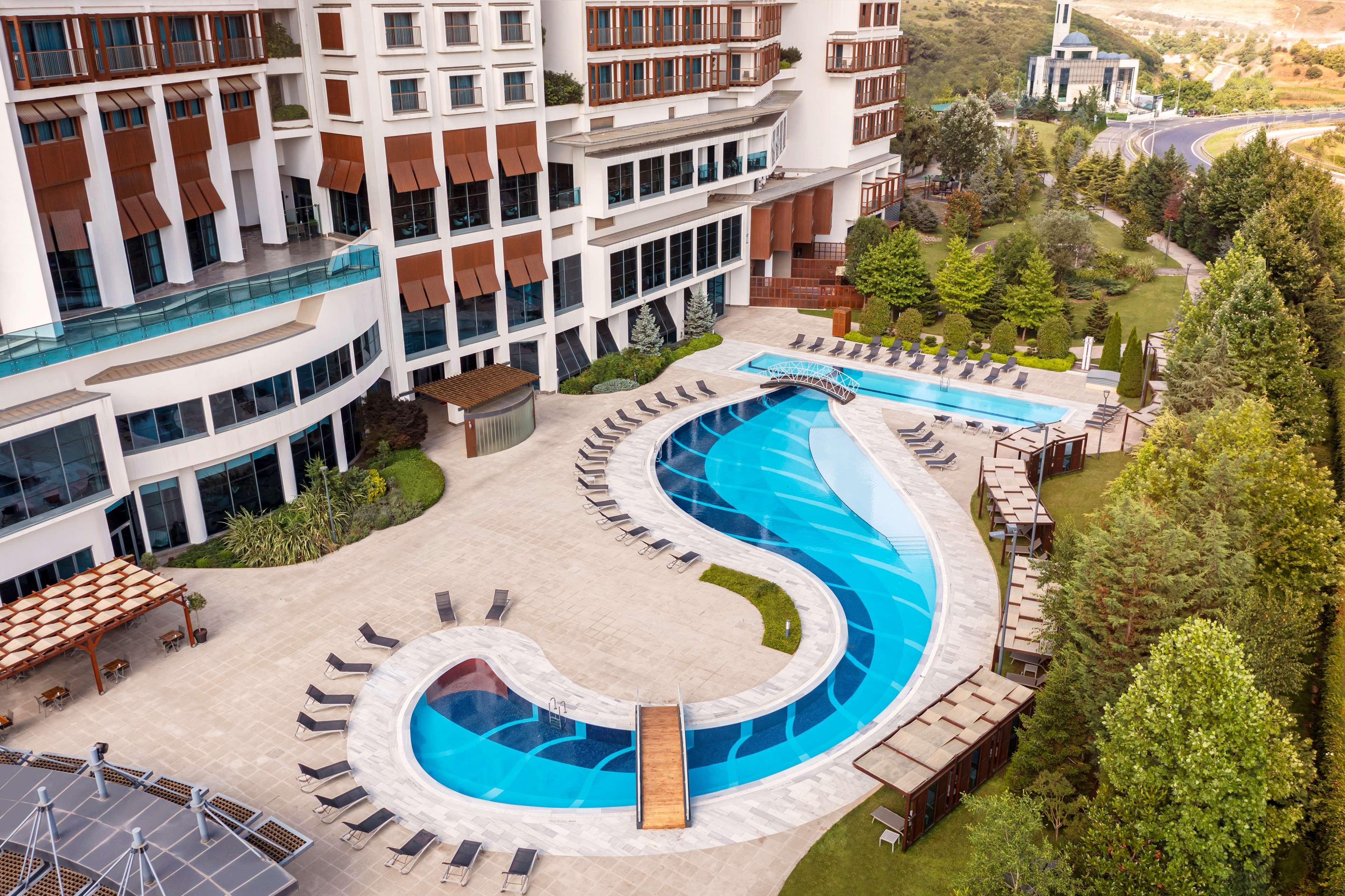 Radisson Blu Hotel & Spa, Istanbul Tuzla Ngoại thất bức ảnh The hotel's main pool