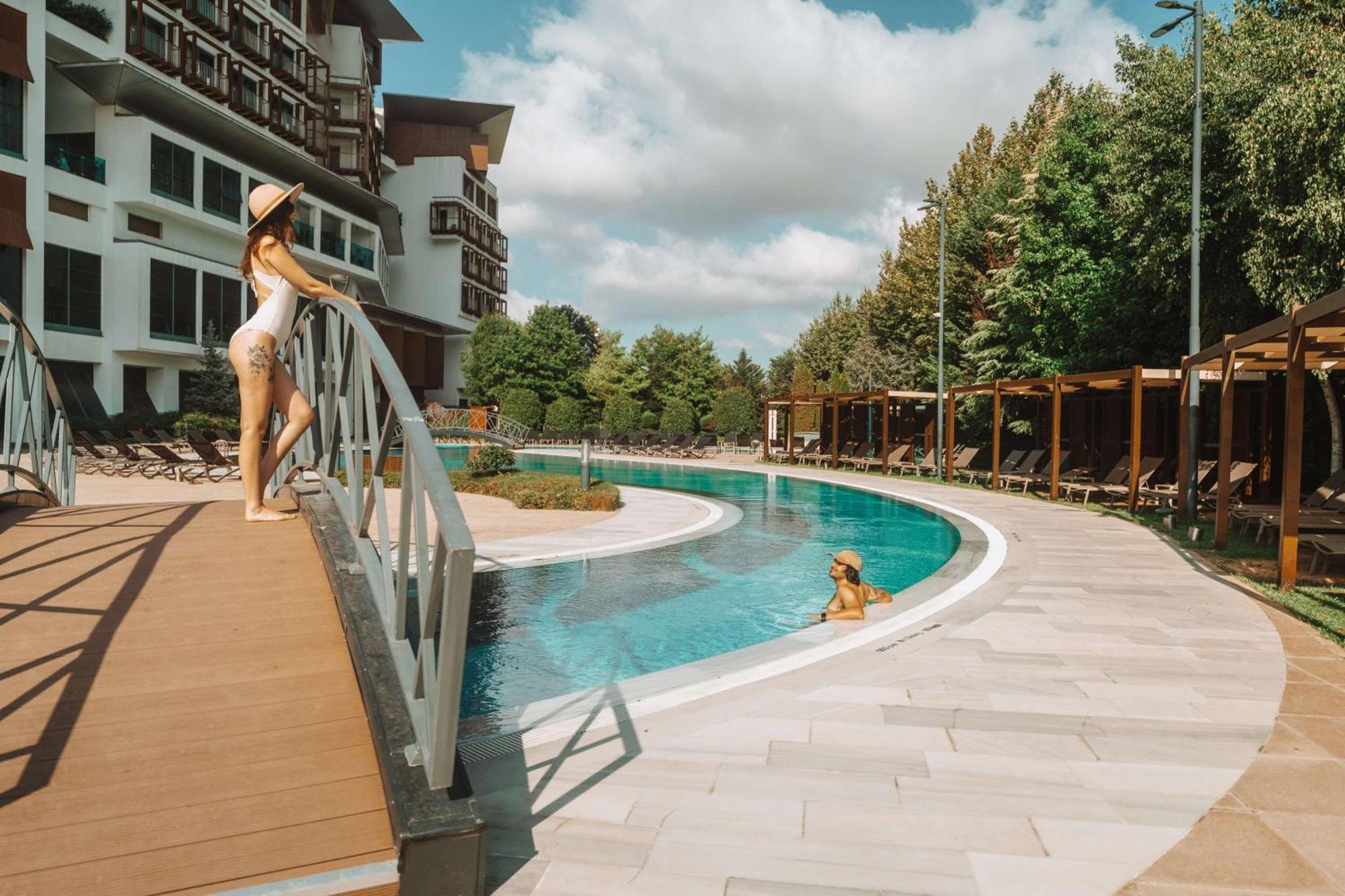 Radisson Blu Hotel & Spa, Istanbul Tuzla Ngoại thất bức ảnh The swimming pool at the complex